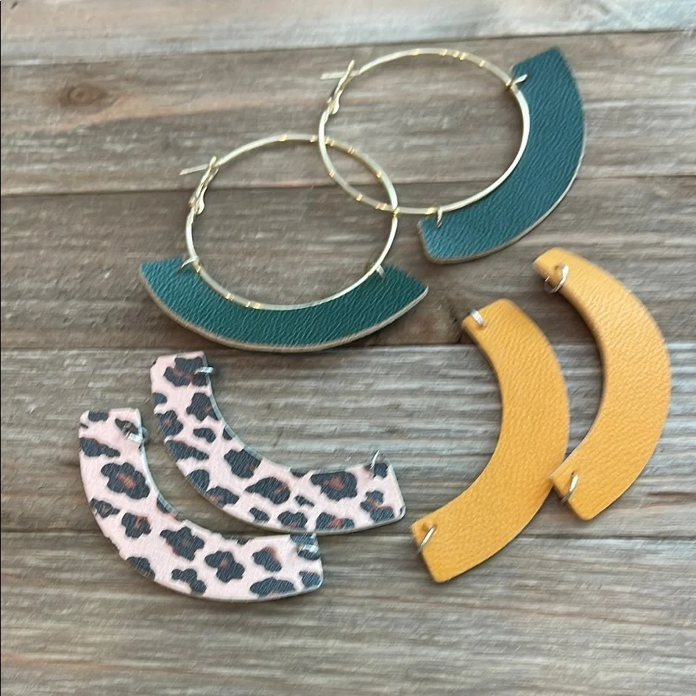 ❄️ Plunder Gold and Green Crescent Earrings
